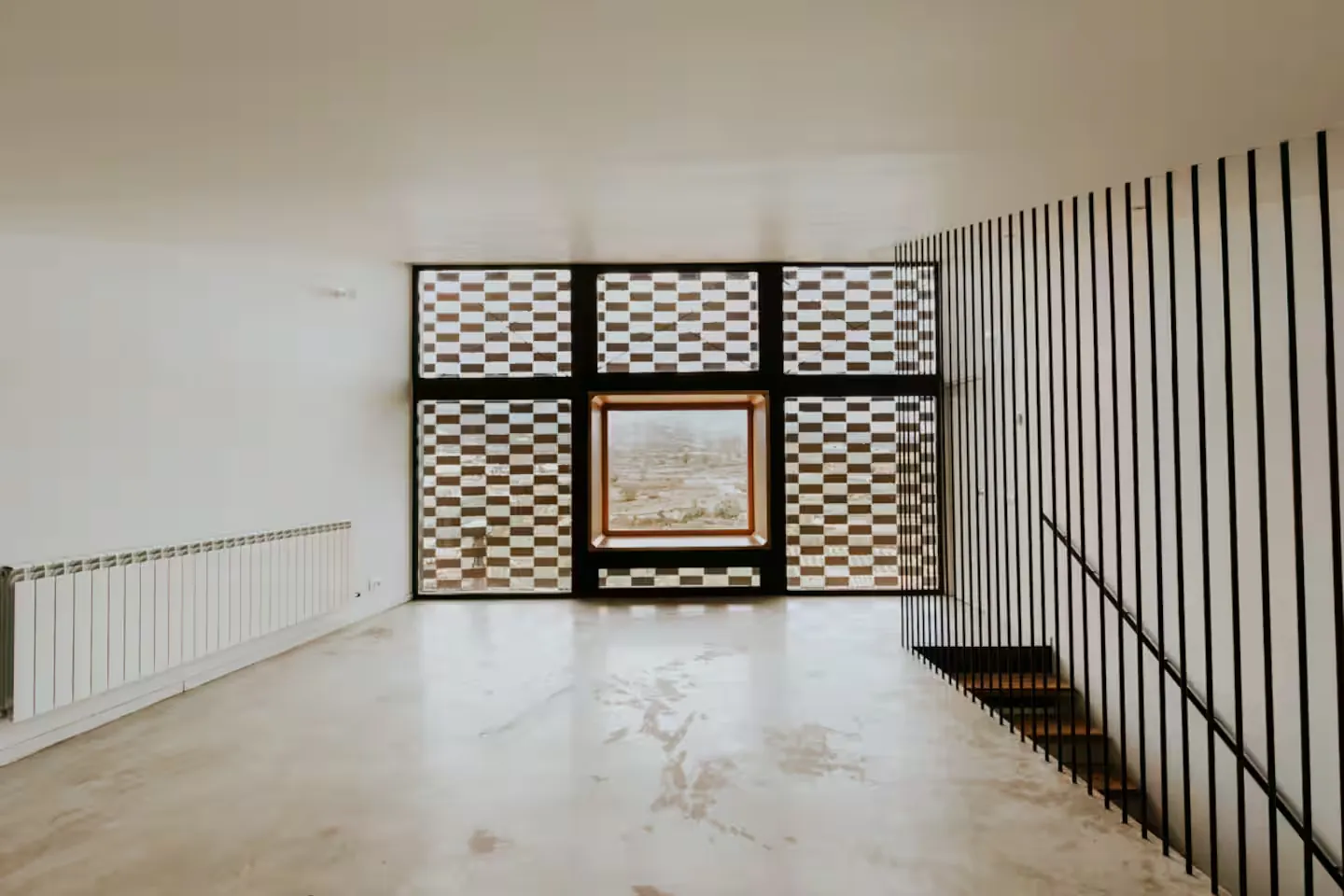 Sala multiusos de la última planta, con la celosía de ladrillo y el mirador de roble