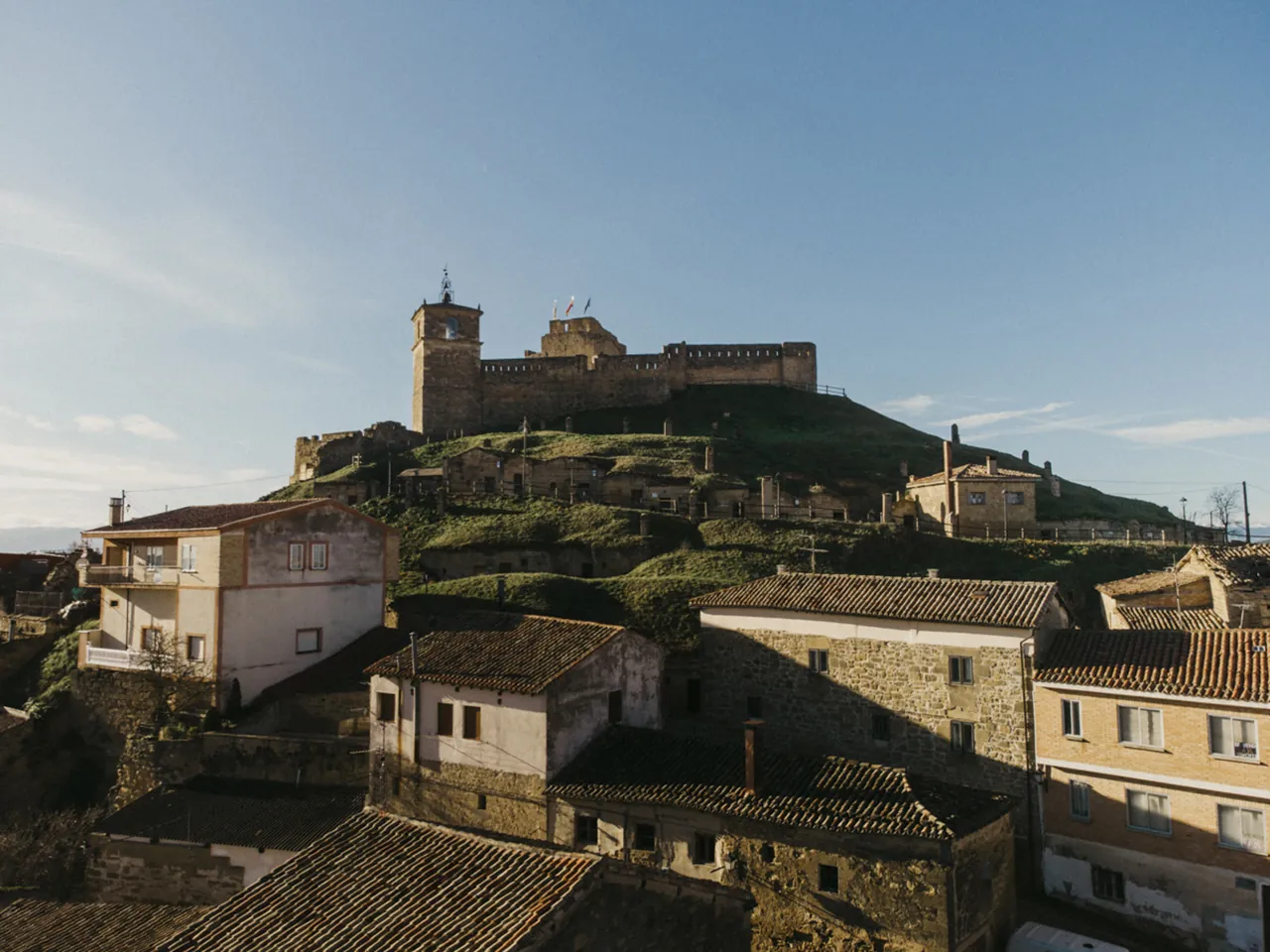 El castillo de San Vicente de la Sonsierra sobre la colina, visto desde la azotea
