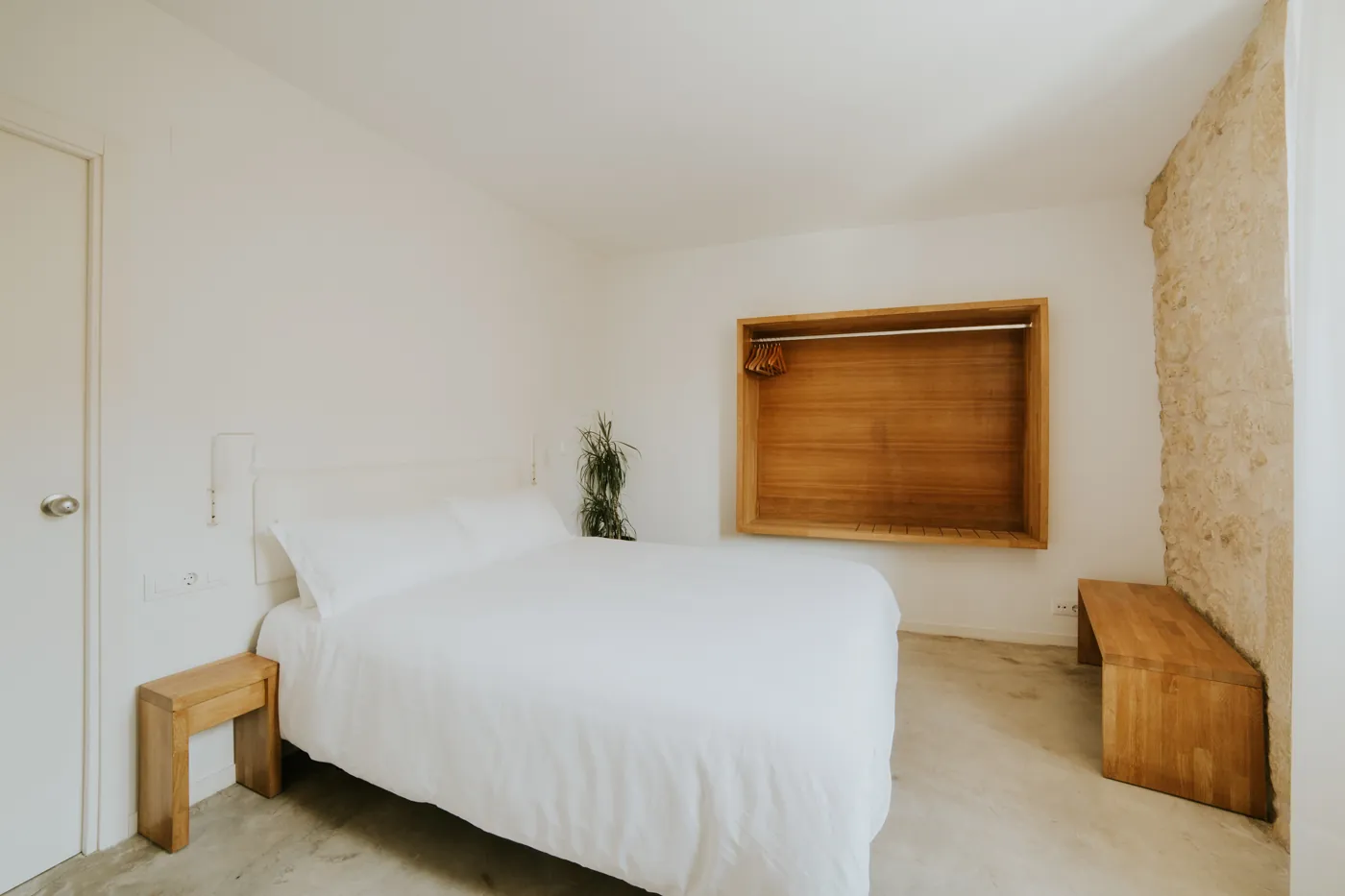 Habitación con cama de matrimonio y un armario de roble empotrado en la pared