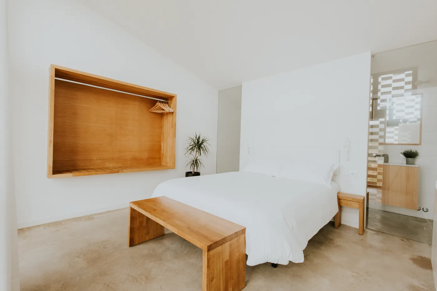 Suite de la planta superior con cama de matrimonio y baño con celosía